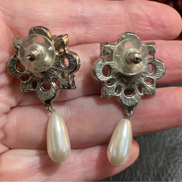 Gorgeous vintage 3-strand faux Pearl choker with matching pierced earrings - Picture 8 of 9